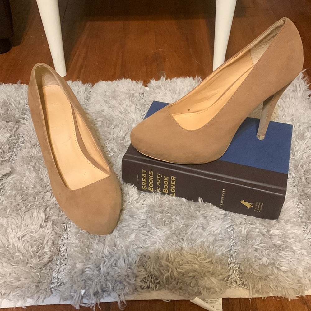 Brown suede heels size 7 EUC